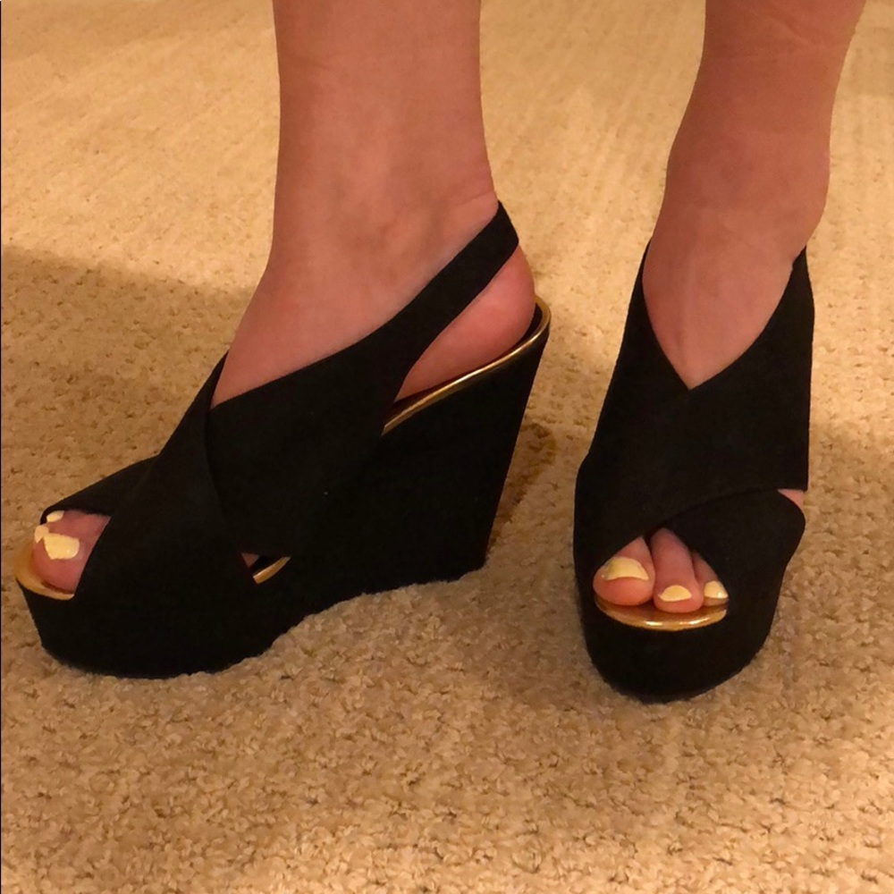 black wedges